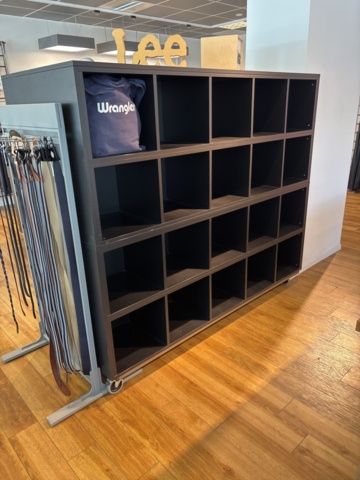 1447171-3 Butiksinredning från klädbutik