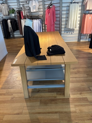 1447171-5 Butiksinredning från klädbutik