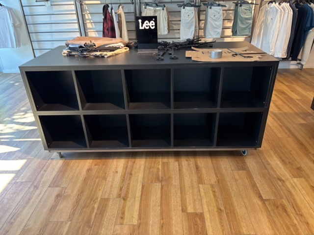 1447171-7 Butiksinredning från klädbutik