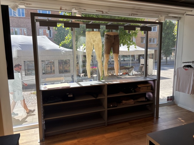 1447171-8 Butiksinredning från klädbutik