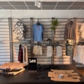 1447171-9 Butiksinredning från klädbutik