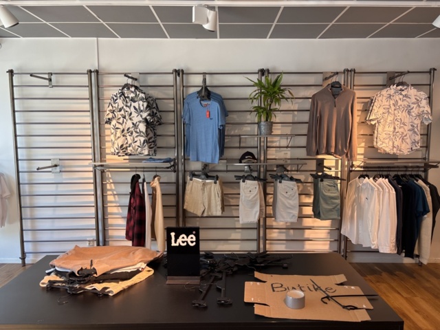 1447171-9 Butiksinredning från klädbutik
