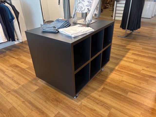 1447171-10 Butiksinredning från klädbutik