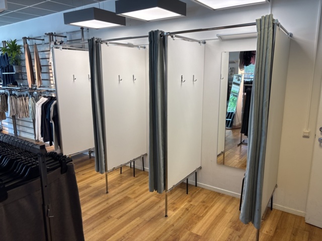 1447171-11 Butiksinredning från klädbutik