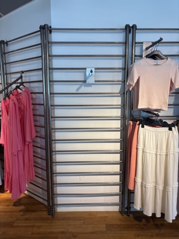 1447171-12 Butiksinredning från klädbutik
