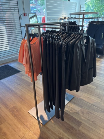 1447171-17 Butiksinredning från klädbutik