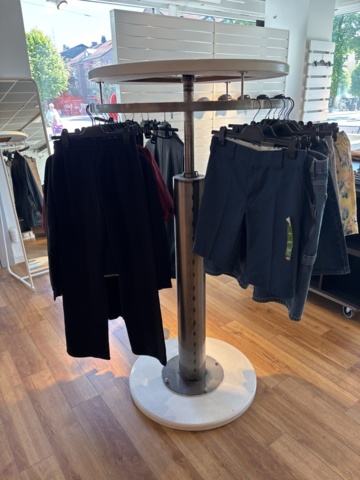 1447171-18 Butiksinredning från klädbutik