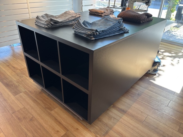 1447171-19 Butiksinredning från klädbutik