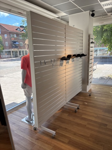 1447171-20 Butiksinredning från klädbutik