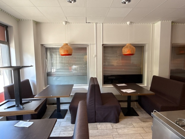 1535512-1 Parti med restaurangmöbler och belysning