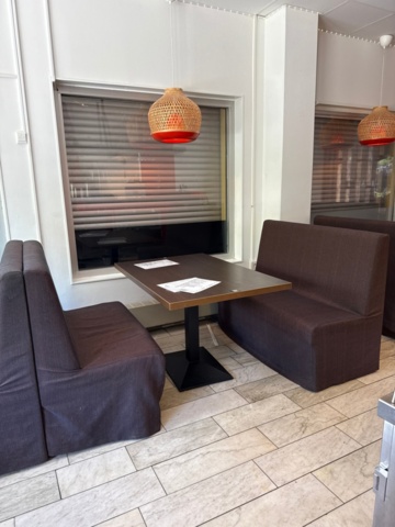 1535512-2 Parti med restaurangmöbler och belysning