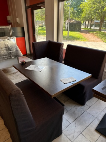 1535512-4 Parti med restaurangmöbler och belysning