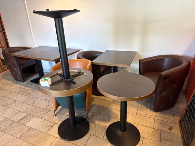 1535512-9 Parti med restaurangmöbler och belysning