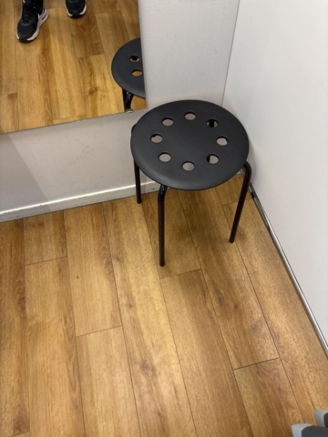 1447171-27 Butiksinredning från klädbutik