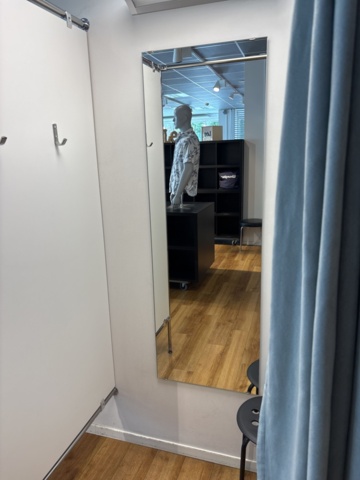 1447171-28 Butiksinredning från klädbutik