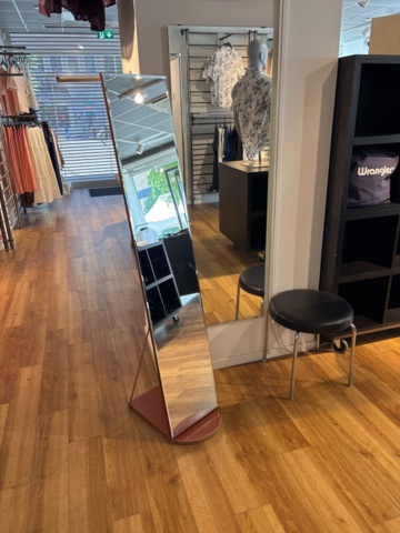 1447171-29 Butiksinredning från klädbutik