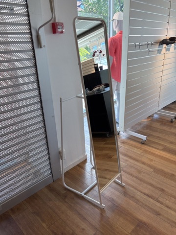 1447171-30 Butiksinredning från klädbutik