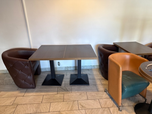 1535512-12 Parti med restaurangmöbler och belysning
