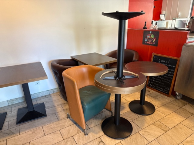 1535512-13 Parti med restaurangmöbler och belysning
