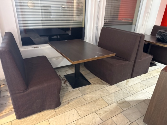 1535512-18 Parti med restaurangmöbler och belysning