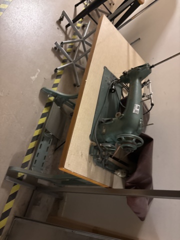 1447177-4 Äldre symaskin H-27