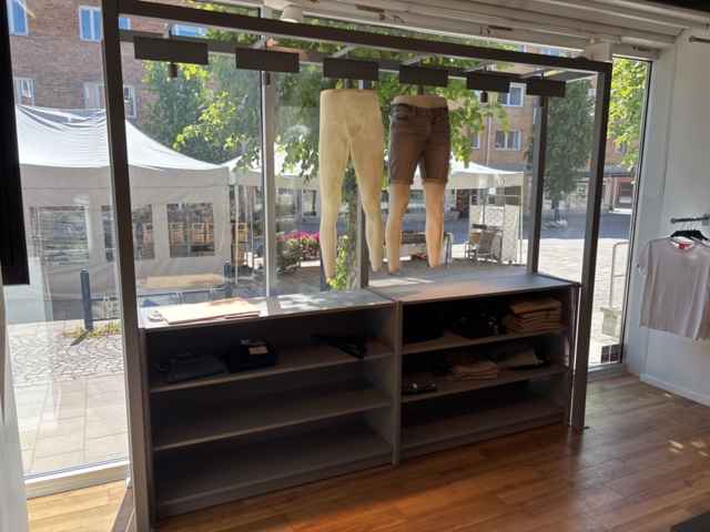 1447171-31 Butiksinredning från klädbutik