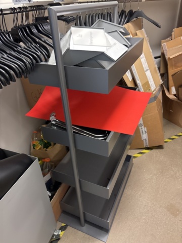 1447171-34 Butiksinredning från klädbutik