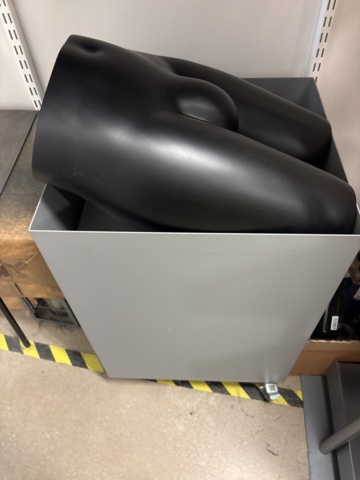 1447171-35 Butiksinredning från klädbutik