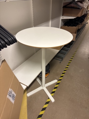 1447171-39 Butiksinredning från klädbutik