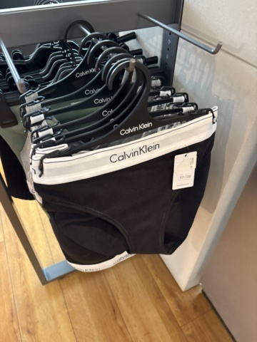 1447169-42 Parti med Dam / Herrkläder från klädbutik