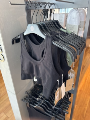 1447169-43 Parti med Dam / Herrkläder från klädbutik