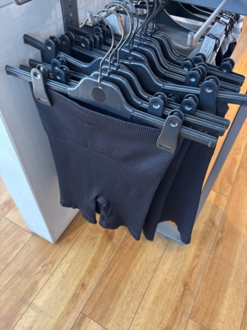 1447169-44 Parti med Dam / Herrkläder från klädbutik