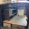 1500064-1 Bilinredning med lådsystem och hyllsektion – Volkswagen Caddy - 2025