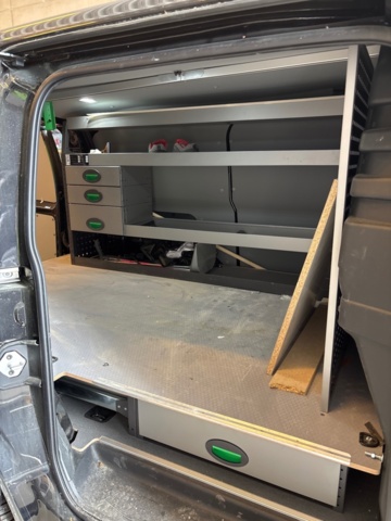 1500064-2 Bilinredning med lådsystem och hyllsektion – Volkswagen Caddy - 2025