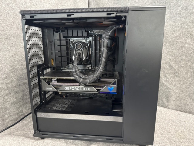 1529417-2 Stationär speldator - Fractal Design