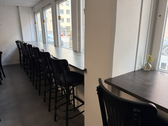 1533233-2 Samling med barstolar och bord - ca 30 enheter