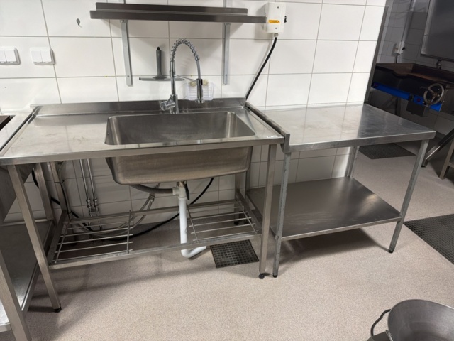 1533251-1 Diskbänk och arbetsbänk i rostfritt