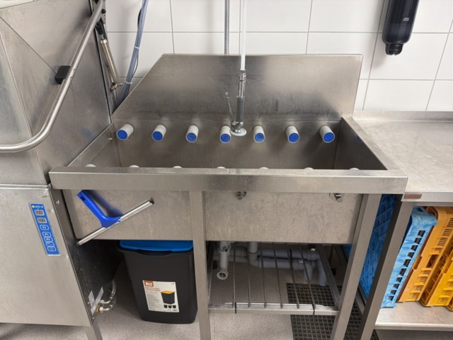 1533259-4 Diskstation med diskmaskin, in- och utbänk samt tillbehör - Wexiödisk WD-6