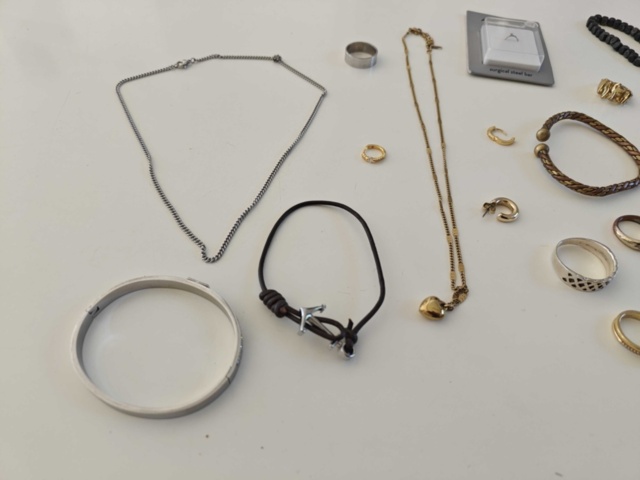 1400750-10 Smycken i blandade material