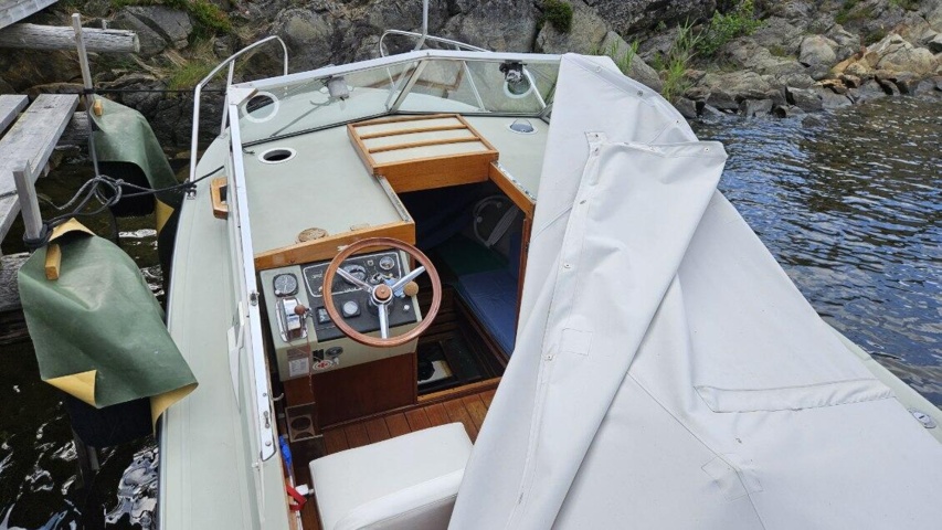 1529856-7 Boat with canopy - Coronet DC 21