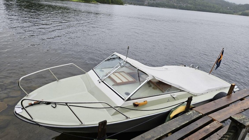 1529856-6 Boat with canopy - Coronet DC 21