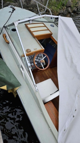 1529856-8 Boat with canopy - Coronet DC 21