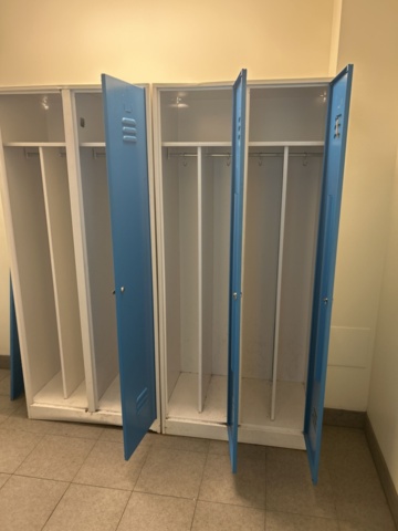 1539946-2 Klädskåp / Omklädningsskåp