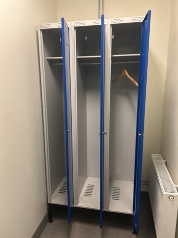 1539946-5 Klädskåp / Omklädningsskåp