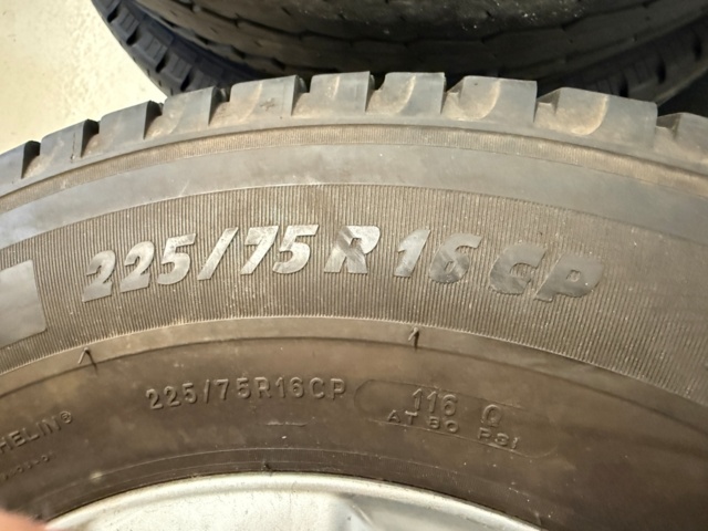 1140959-4 Sommardäck på aluminiumfägar till husbil, Michelin 225/75 R 16 CP