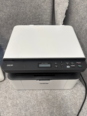 1482569-8 Mac-dator, kassaskåp, skrivare och gamingstol - Apple, Profsafe, Brother, Biltema
