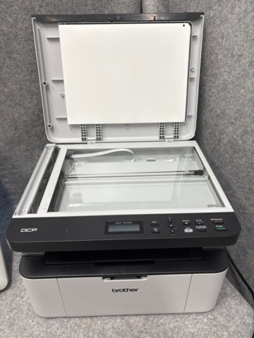 1482569-10 Mac-dator, kassaskåp, skrivare och gamingstol - Apple, Profsafe, Brother, Biltema