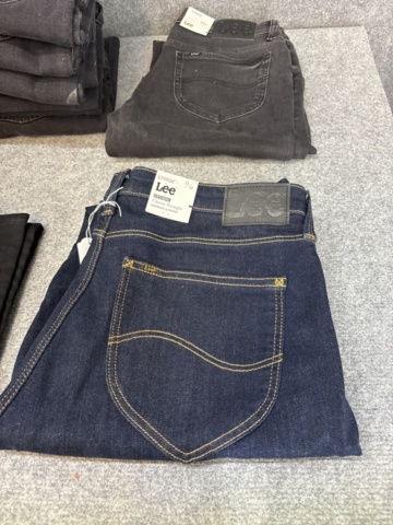 1542690-9 Stort jeansparti – LEE, Wrangler, Nudie Jeans, Superdry m.fl. | 140+ nya plagg med etikett