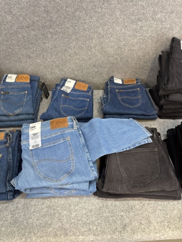 1542690-3 Stort jeansparti – LEE, Wrangler, Nudie Jeans, Superdry m.fl. | 140+ nya plagg med etikett