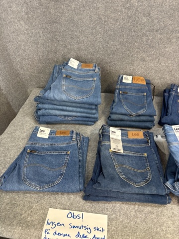 1542690-5 Stort jeansparti – LEE, Wrangler, Nudie Jeans, Superdry m.fl. | 140+ nya plagg med etikett